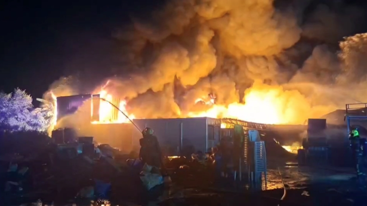 ไฟไหม้โรงงานพลาสติก