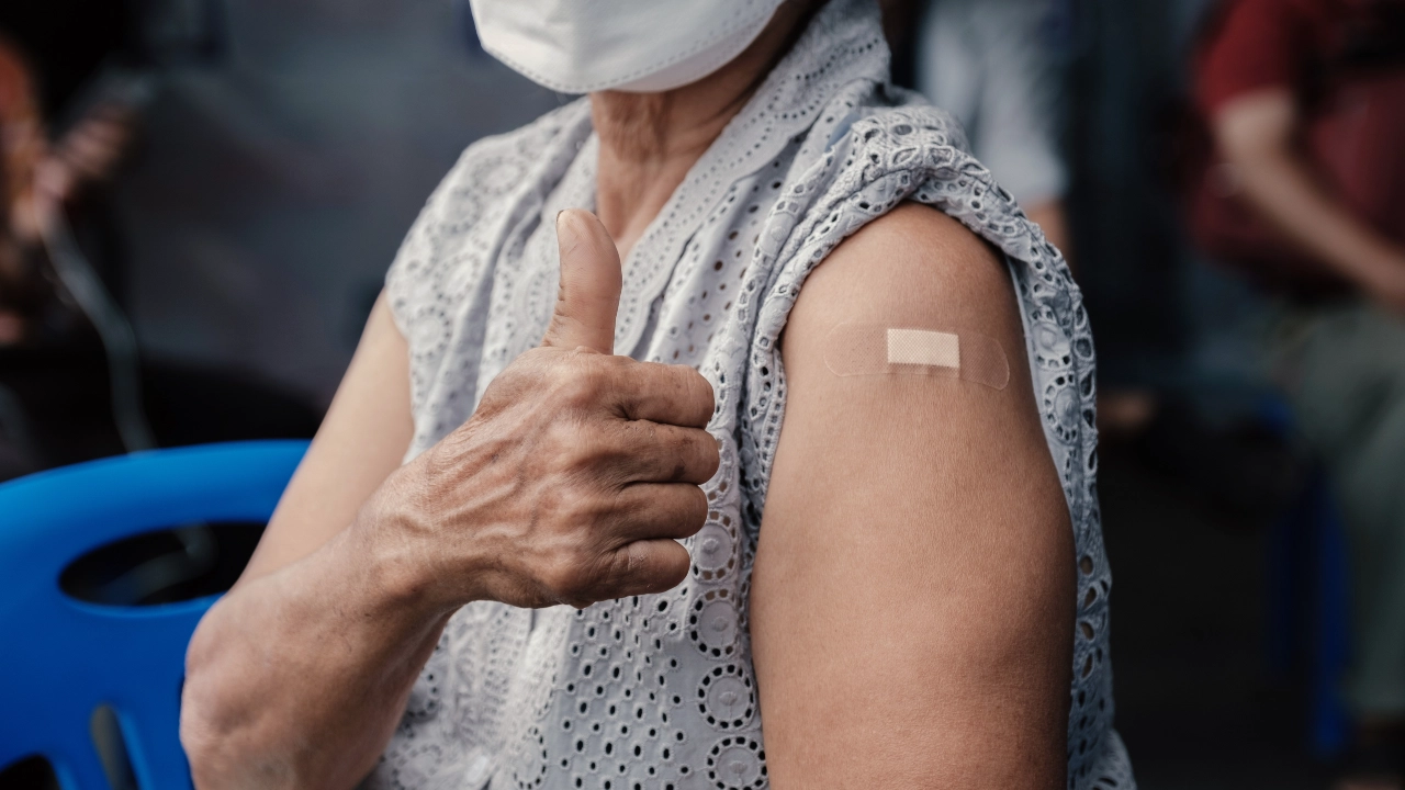 ผู้สูงวัยฉีดวัคซีนไข้หวัดใหญ่