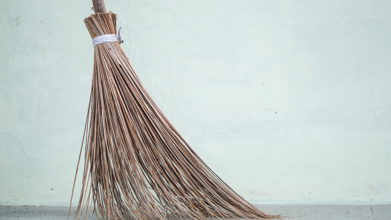 ไม้กวาดทางมะพร้าว