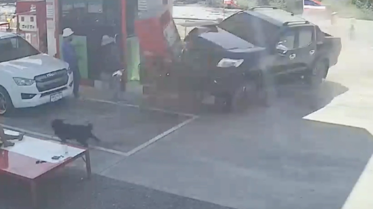 กระบะ พุ่งชนปั๊มน้ำมัน